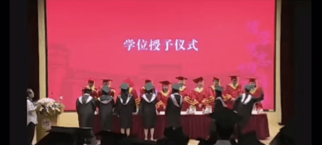 复旦大学毕业礼 台湾籍学生挥拳打老师 校方:警方已介入