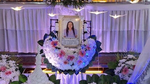 女子ATM前转帐给母亲 遭暴冲货车撞死