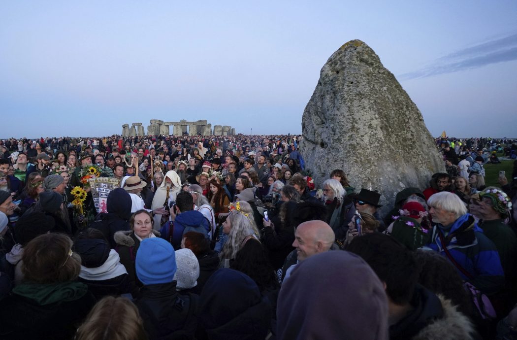 拚图 )迎接夏至!英国1.5万人齐访“巨石阵”迎接曙光