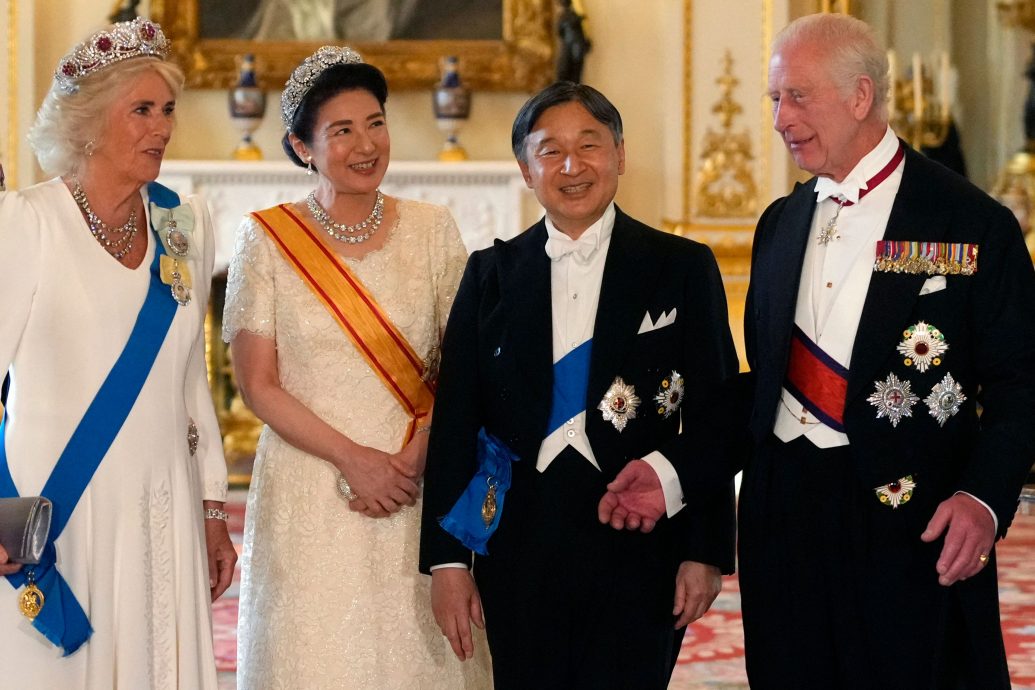 日皇夫妇出席白金汉宫国宴 英王吁促进日英关系