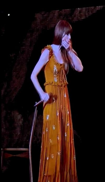泰莱开唱又吞虫!咳完继续表演