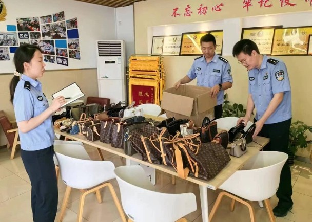 海外代购为名清库存 警破销售仿冒名牌皮包诈团