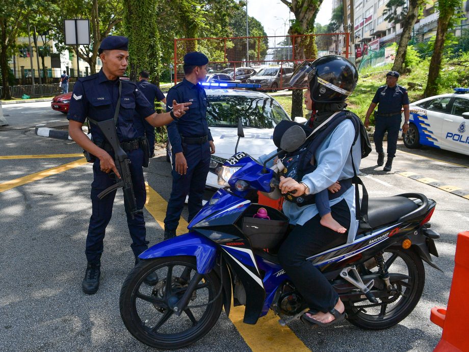 遇害自闭症男童的母亲被警押回住家,重演扎恩失踪经过