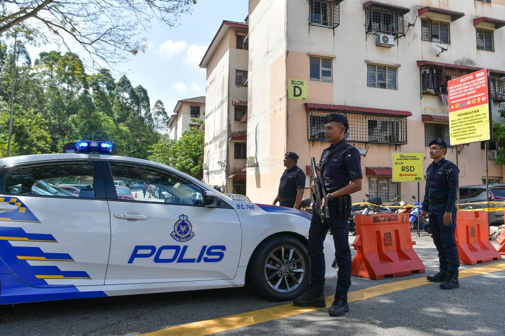 遇害自闭症男童的母亲被警押回住家,重演扎恩失踪经过