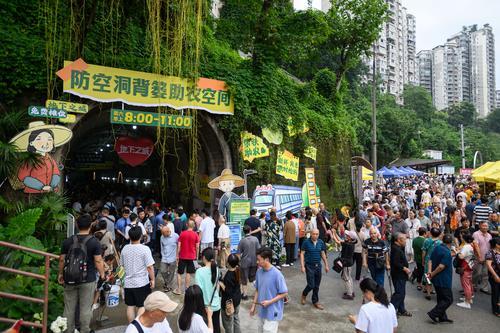 重庆“背篓专线”上新 防空洞“背篓菜市”便利菜农