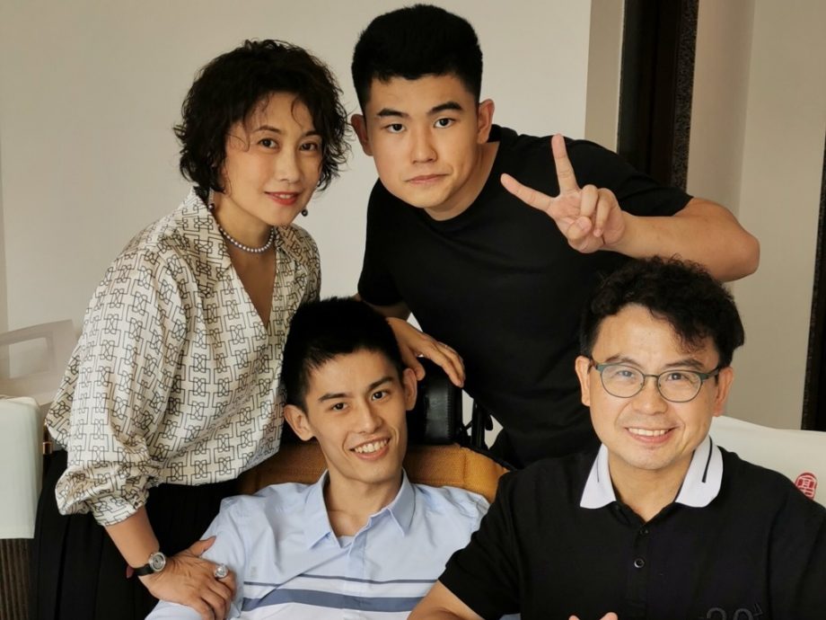 长子“脑白质发育不健全”坐轮椅 黄一山尽心照顾无怨言