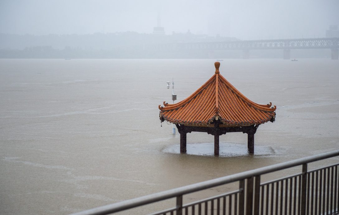 长江续恶劣天气 列车轮渡停驶 中国部分地区料逾10级雷暴大风 