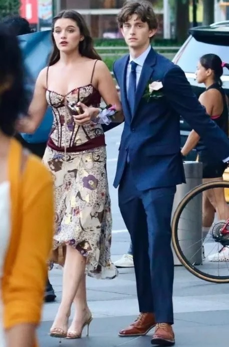 阿汤哥女儿当街热吻男友 恋情浮面