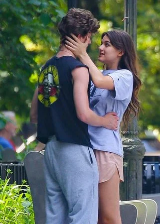 阿汤哥女儿当街热吻男友 恋情浮面