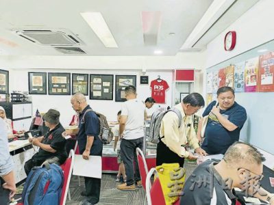 【大马邮政/03】集邮铁粉:逛邮局集邮票,40载热情不灭