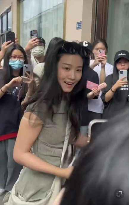 做CPR抢救剧组人员 卢昱晓被赞勇敢又善良