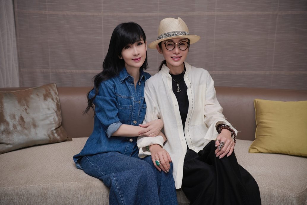周慧敏隔30年重聚张敏 2冻龄女神同框超养眼