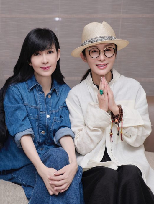 周慧敏隔30年重聚张敏 2冻龄女神同框超养眼