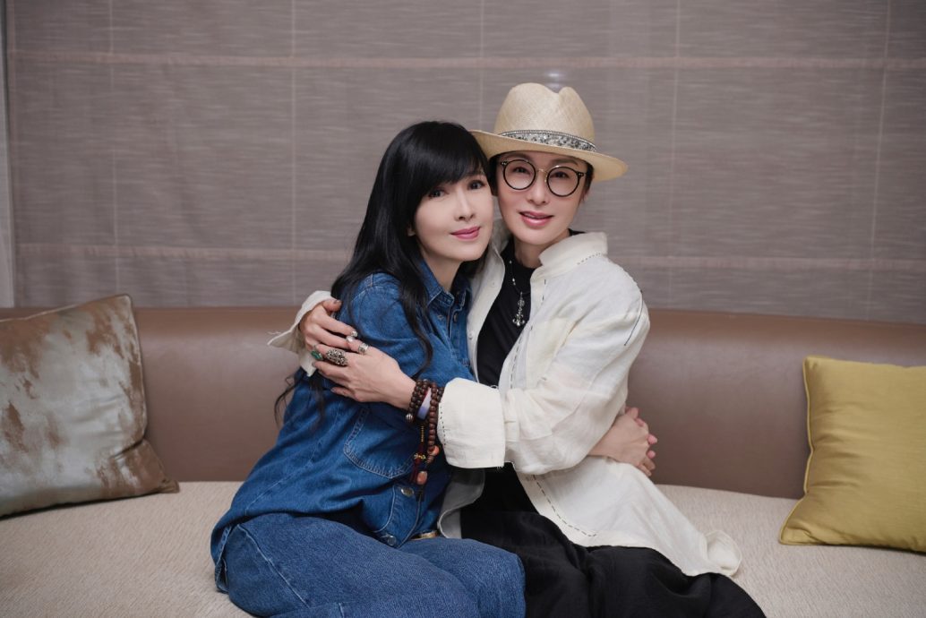 周慧敏隔30年重聚张敏 2冻龄女神同框超养眼