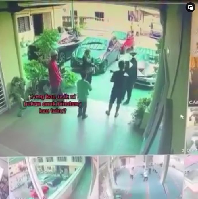孩子长发违校规 父怒骂老师剪儿头发
