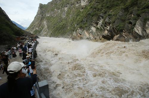 拼盘 未签 云南香格里拉虎跳峡吸引游客