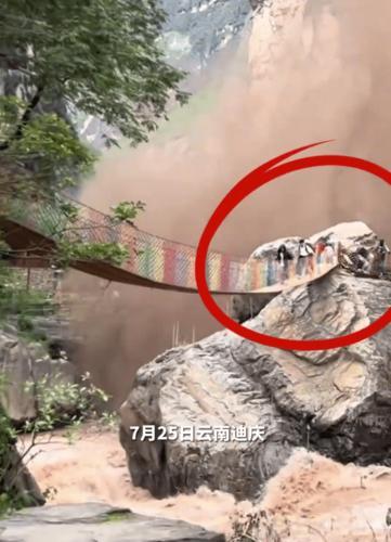 死神擦肩|云南虎跳峡突发山崩 土石飞溅下游客逃生惊险画面曝光︱有片