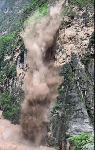 死神擦肩|云南虎跳峡突发山崩 土石飞溅下游客逃生惊险画面曝光︱有片