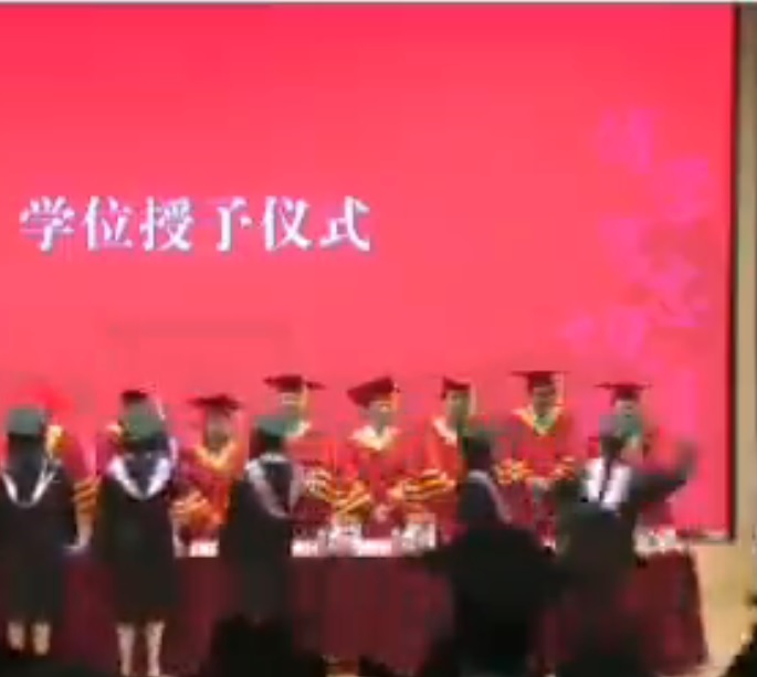 毕业典礼打教授 台籍学生被开除学籍 被警方拘留