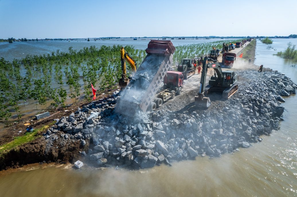洞庭湖决堤成功封堵缺口34公尺 8卡车封堵都被冲走