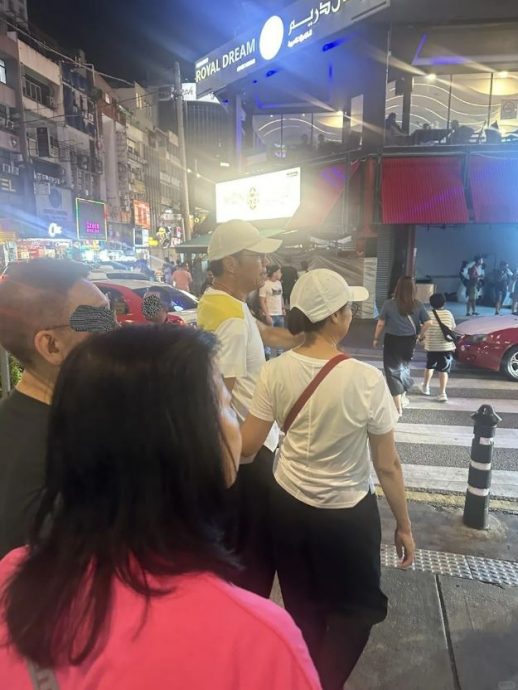 苗侨伟戚美珍逛阿罗街 超甜牵手照曝光网称羡