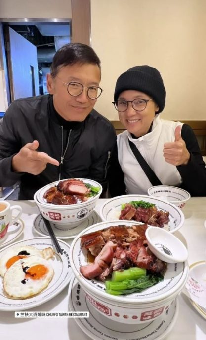 苗侨伟戚美珍逛阿罗街 超甜牵手照曝光网称羡