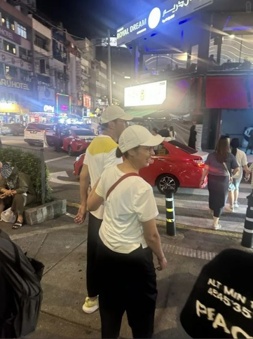 苗侨伟戚美珍逛阿罗街 超甜牵手照曝光网称羡