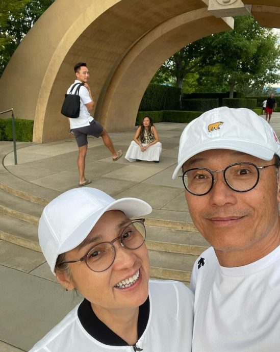 苗侨伟戚美珍逛阿罗街 超甜牵手照曝光网称羡