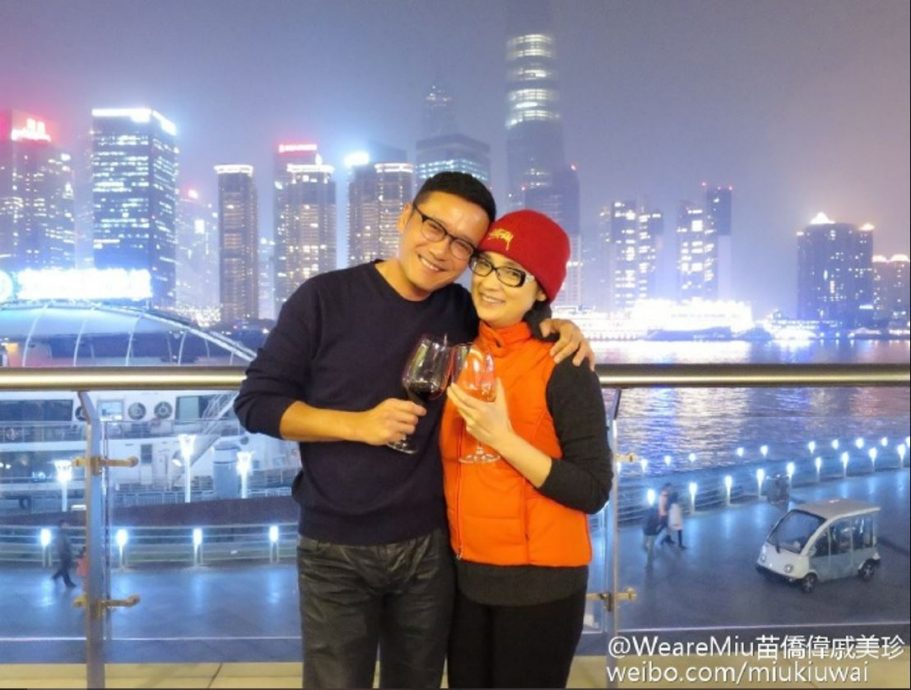 苗侨伟戚美珍逛阿罗街 超甜牵手照曝光网称羡