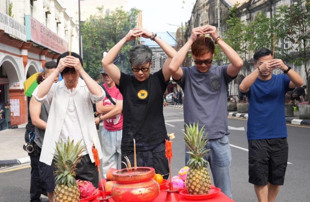 苗侨伟来马拍戏美珍随同 周志文一口气吃4品种榴梿