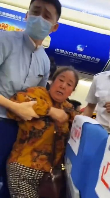 视频/大妈癫丧蛮抢靠窗位 网民:年龄不是违法的挡箭牌