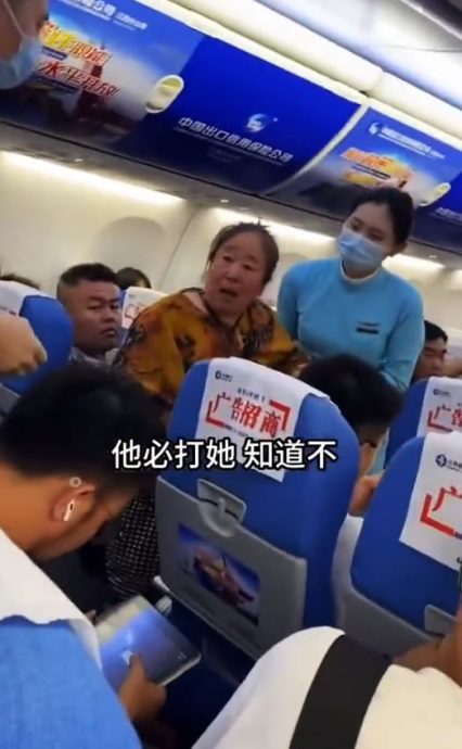 视频/大妈癫丧蛮抢靠窗位 网民:年龄不是违法的挡箭牌
