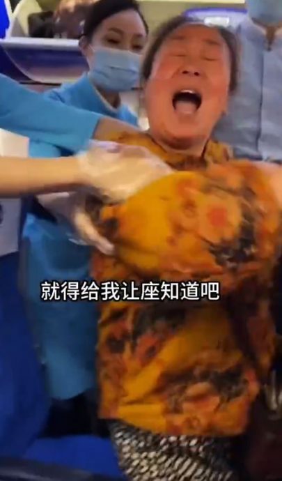 视频/大妈癫丧蛮抢靠窗位 网民:年龄不是违法的挡箭牌