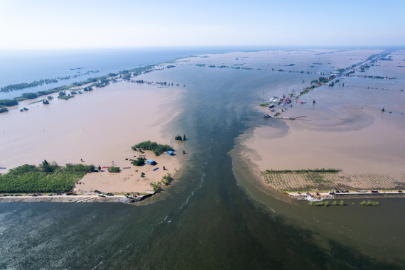配头数图)聚焦防汛抗洪|湖南华容洞庭湖决堤现场:决口内外水位齐平 正在堵口(3)