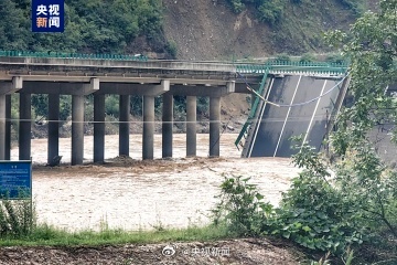 陕西柞水突发暴雨山洪致桥梁垮塌 11人遇难