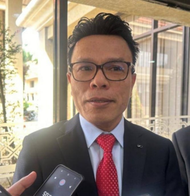 丹州原任能吉里区议员莫哈末阿兹兹澄清,他不曾用过来自吉兰丹州政府的7万2000令吉拨款,并挑战丹州大臣拿督莫哈末纳苏鲁丁和他一起发誓,到底给过他什么东西。