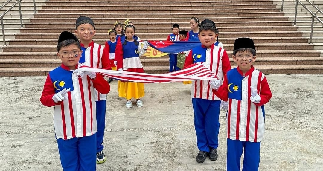 无论身在何处仍心系大马,挥动辉煌条纹祝福国家