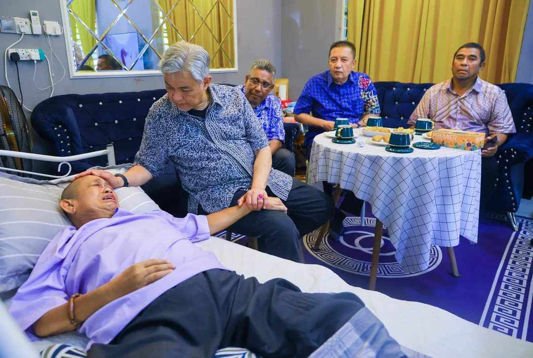 全国:副首相拿督斯里阿末扎希慰问目前卧病在床的巫统前巴罗区州议员拿督诺祖拉。