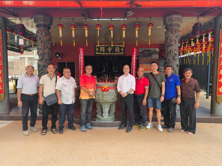 全国:民政党主席拿督刘华才到访登嘉楼关帝庙,亲自前来了解该庙庆祝庙庆,女歌手及舞者禁止上台演出事件的来龙去脉。