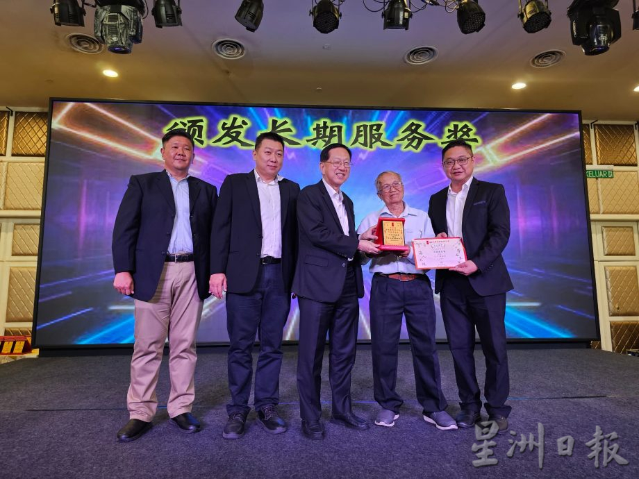 陈友信建议政府设立一个调薪机制,实行奖优罚劣的制度,以激励表现优异的公务员。