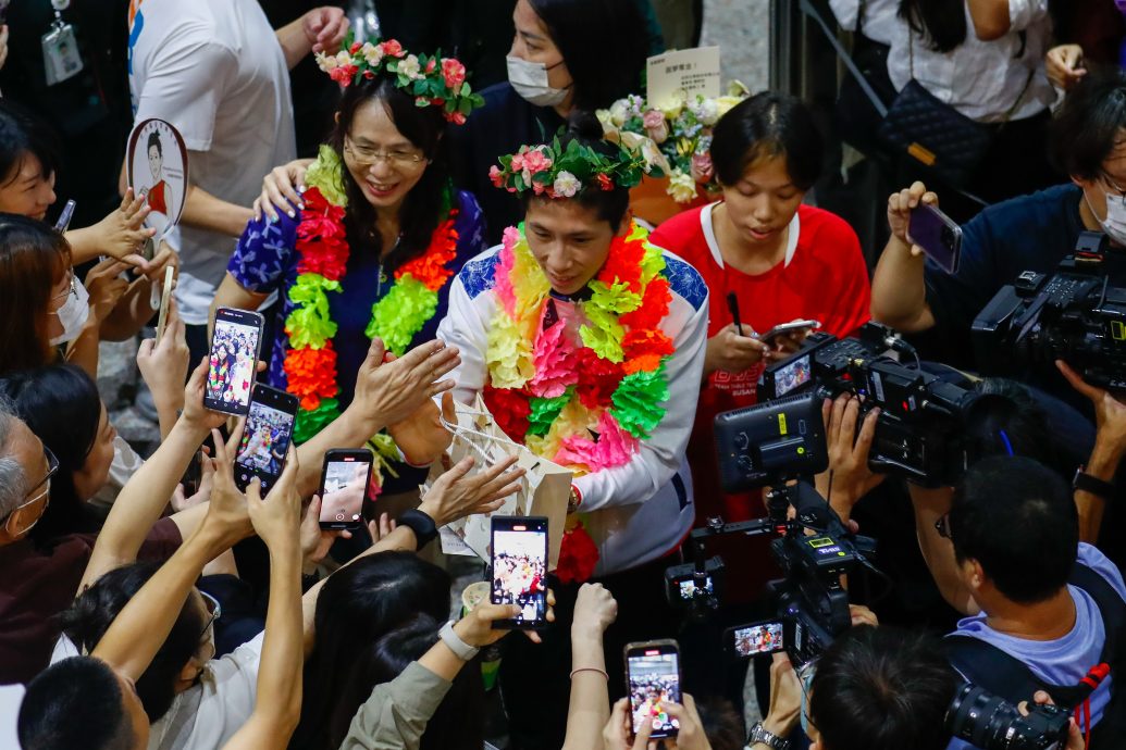 巴黎奥运会| 性别争议拳手高喊展女性力量 凯力芙返国受英雄式欢迎