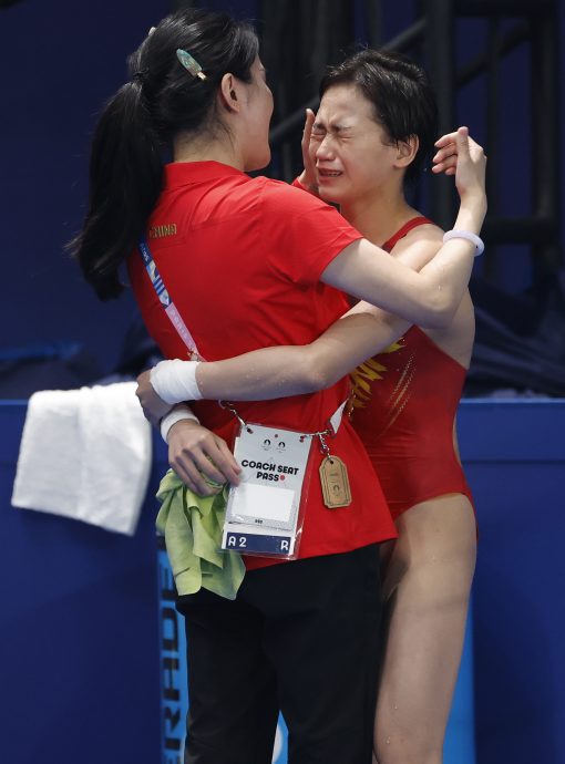 巴黎奥运会花絮| 全红婵夺金现场下起“娃娃雨” 陈若琳给爱徒背娃娃