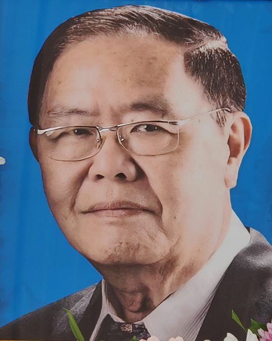 华小退休副校长尤山川主打爱与智慧的教育,栽培了6医生1工程师。