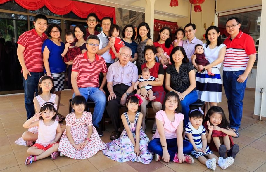 华小退休副校长尤山川主打爱与智慧的教育,栽培了6医生1工程师。