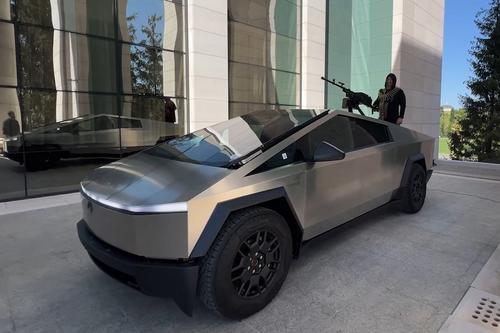 看世界两图)车臣改装Tesla Cybertruck加机枪 领导人邀马斯克来访