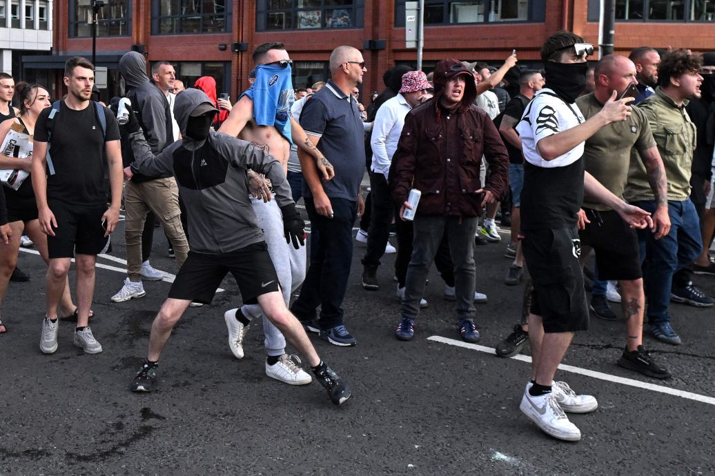 英国检察总长:或以恐怖主义罪名控骚乱者