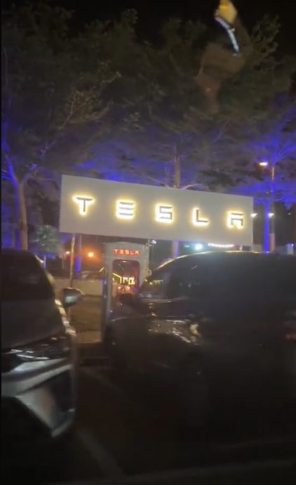 视频|汽油车“霸占”特斯拉充电站 网调侃:Saga何时变电动车?