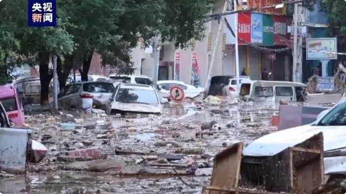 陕西突遭大暴雨 多辆汽车被冲走