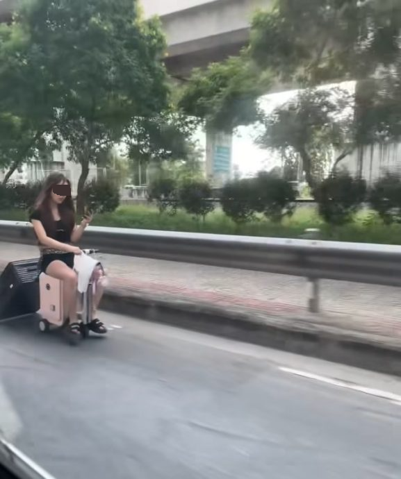 (视频)游客曼谷闹市将电动行李箱当车骑 网民“不知道很危险吗”