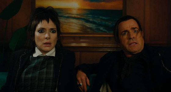 《Beetlejuice Beetlejuice》一再幻灭、一再复的暗黑嘉年华